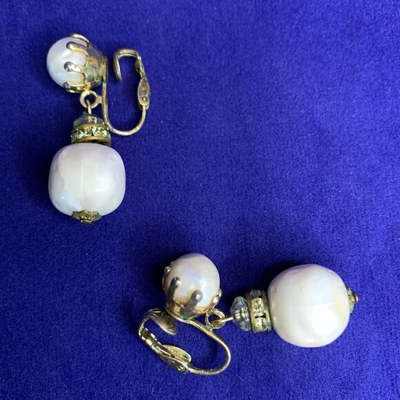 Unmarked Textured Faux Pearl Danglers, Vintage - Picture 7 of 7